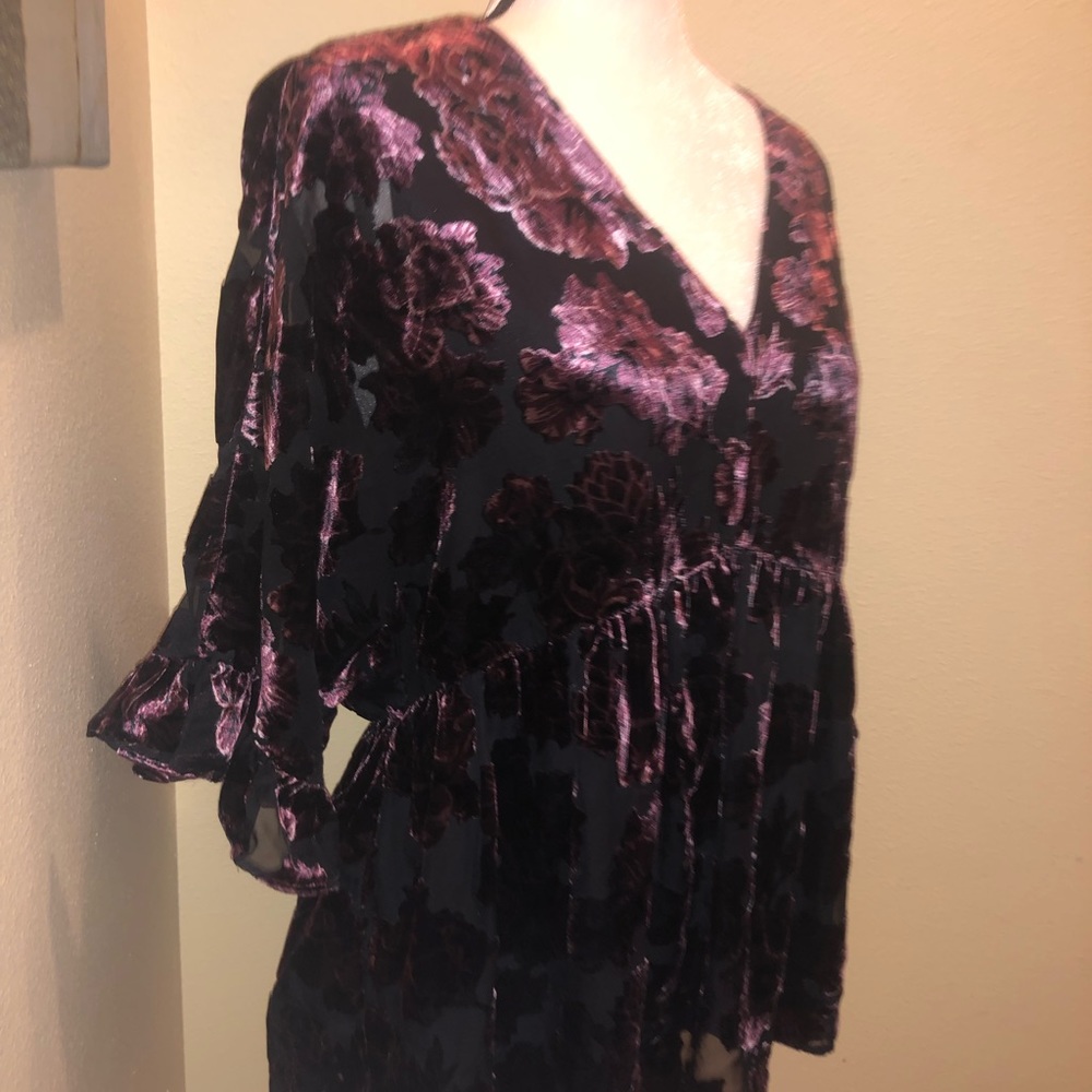 DR2 Black V-Neck Floral Velvet Blouse
